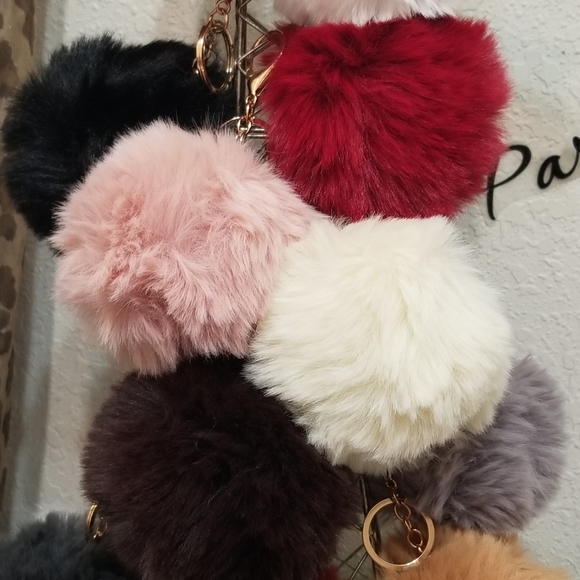 Anthropologi Pom Pom Fuzzy Large Faux Fur Keychain New - Picture 7 of 8